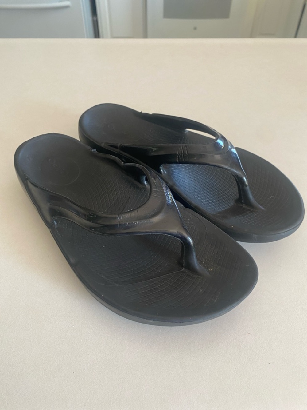 OOFOS OOlala NWOT LUXE FLIP FLOP RECOVERY SANDAL COMFORT BLACK WOMEN SZ 7 EU 38